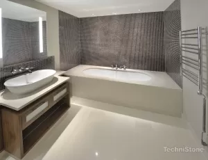 Blaty łazienkowe i obudowa wanny  z konglomeratu Technistone
