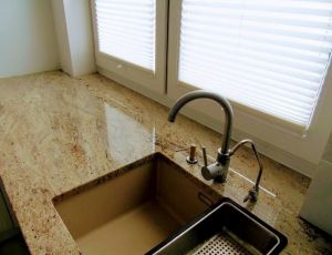Blat kuchenny z kamienia naturalnego / granit Kashmir Gold  / Merkam