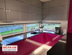 Blat kuchenny z konglomeratu kwarcowego / konglomerat Brillante Black marki Technistone / Merkam