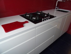 Blat kuchenny z konglomeratu kwarcowego  Polar White marki Technistone   / Merkam 