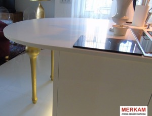 Blat kuchenny z konglomeratu Pure White marki Caesarstone/ Merkam