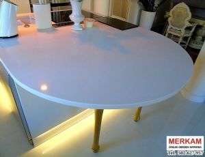 Blat kuchenny z konglomeratu Pure White marki Caesarstone/ Merkam 