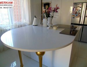 Blat kuchenny z konglomeratu Pure White marki Caesarstone/ Merkam 