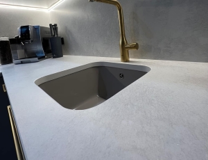 Blat kuchenny z konglomeratu Silver Lake marki Silestone / Merkam