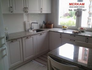 Blat kuchenny z kamienia naturalnego / granit Kashmir White  / Merkam