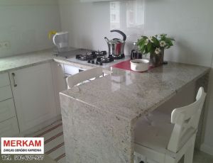 Blat kuchenny z kamienia naturalnego / granit Kashmir White  / Merkam