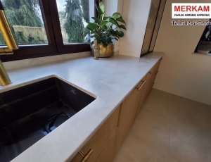 Blaty kuchenne z konglomeratu Ambiente Light  marki Technistone / Merkam