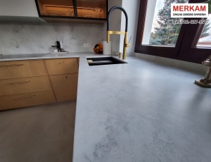 Blaty kuchenne z konglomeratu Ambiente Light  marki Technistone / Merkam