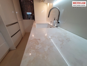 Blat kuchenny z konglomeratu Bianco Oro  marki Siquartz / Merkam