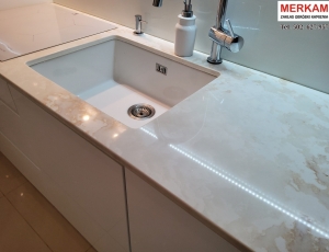 Blat kuchenny z konglomeratu Bianco Oro  marki Siquartz / Merkam