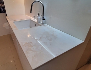 Blat kuchenny z konglomeratu Bianco Oro  marki Siquartz / Merkam