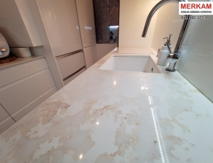 Blat kuchenny z konglomeratu Bianco Oro  marki Siquartz / Merkam