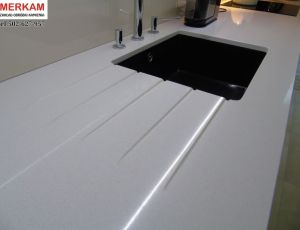 Blat kuchenny z konglomeratu  Iconic White marki Silestone / Merkam