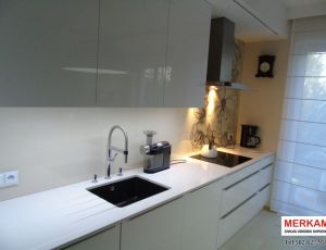Blat kuchenny z konglomeratu  Iconic White marki Silestone / Merkam