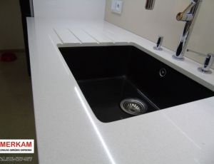Blat kuchenny z konglomeratu  Iconic White marki Silestone / Merkam