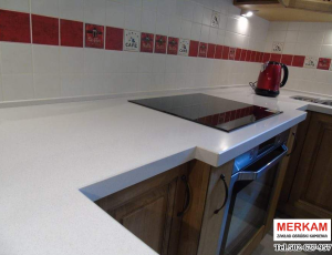 Blat kuchenny z konglomeratu  Crystal Absolute White marki Technistone / Merkam