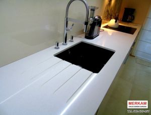 Blat kuchenny z konglomeratu  Iconic White marki Silestone / Merkam