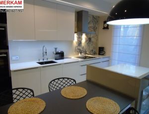 Blat kuchenny z konglomeratu  Iconic White marki Silestone / Merkam