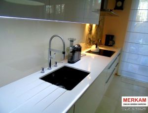 Blat kuchenny z konglomeratu  Iconic White marki Silestone / Merkam