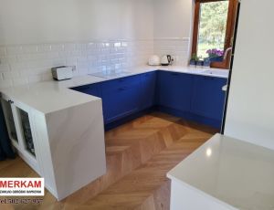 Blat kuchenny z konglomeratu Calacatta Gold marki Silestone / Merkam 