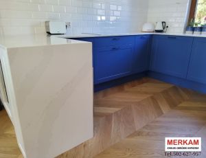 Blat kuchenny z konglomeratu Calacatta Gold marki Silestone / Merkam 