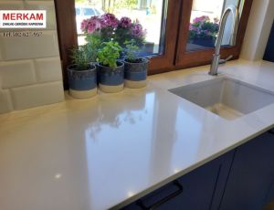 Blat kuchenny z konglomeratu Calacatta Gold marki Silestone / Merkam 