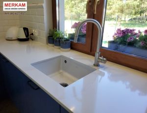 Blat kuchenny z konglomeratu Calacatta Gold marki Silestone / Merkam 