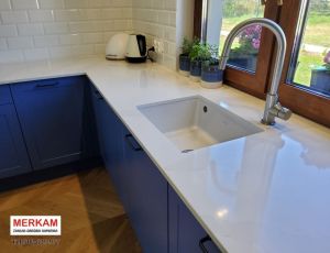 Blat kuchenny z konglomeratu Calacatta Gold marki Silestone / Merkam 