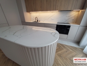 Blaty kuchenne z konglomeratu  Calacatta  Silva marki Technistone / Merkam