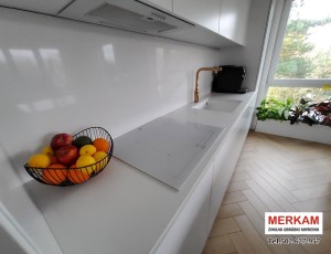 Blat kuchenny z konglomeratu Frosty Carina marki Caesarstone / Merkam 