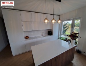 Blat kuchenny z konglomeratu Frosty Carina marki Caesarstone / Merkam 
