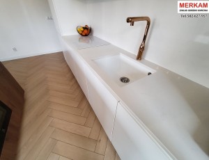 Blat kuchenny z konglomeratu Frosty Carina marki Caesarstone / Merkam 