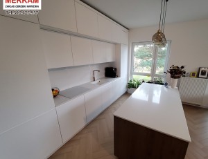 Blat kuchenny z konglomeratu Frosty Carina marki Caesarstone / Merkam 