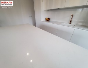 Blat kuchenny z konglomeratu Frosty Carina marki Caesarstone / Merkam 