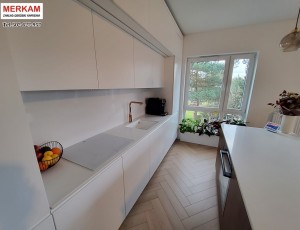 Blat kuchenny z konglomeratu Frosty Carina marki Caesarstone / Merkam 