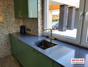 Blat kuchenny z konglomeratu Gobi Grey marki Technistone  / Merkam 