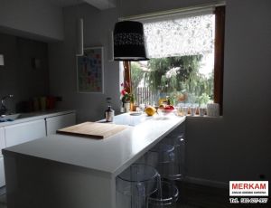 Blat kuchenny z konglomeratu Crystal Absolute White marki Technistone / Merkam 