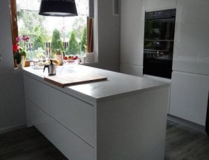Blat kuchenny z konglomeratu Crystal Absolute White marki Technistone / Merkam 