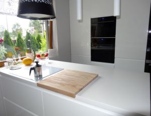 Blat kuchenny z konglomeratu Crystal Absolute White marki Technistone / Merkam 
