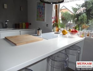 Blat kuchenny z konglomeratu Crystal Absolute White marki Technistone / Merkam 