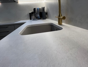 Blat kuchenny z konglomeratu Silver Lake marki Silestone / Merkam
