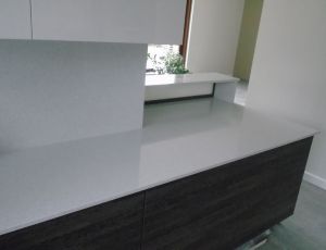 Blat kuchenny z konglomeratu  Brillante White marki Technistone / Merkam