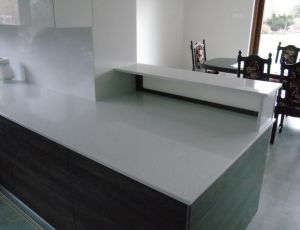 Blat kuchenny z konglomeratu  Brillante White marki Technistone / Merkam