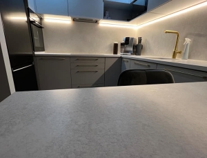 Blat kuchenny z konglomeratu Silver Lake marki Silestone / Merkam