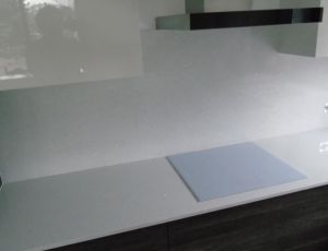 Blat kuchenny z konglomeratu  Brillante White marki Technistone / Merkam