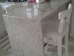 Blat kuchenny z kamienia naturalnego / granit Kashmir White  / Merkam