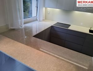 Blat kuchenny z konglomeratu Noble Olympos Mist marki Technistone  / Merkam 