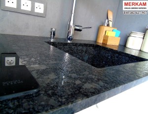 Blat kuchenny z kamienia naturalnego / granit Steel Grey lapatura  / Merkam