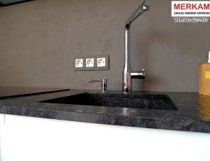 Blat kuchenny z kamienia naturalnego / granit Steel Grey cares  / Merkam