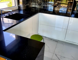 Blat kuchenny z konglomeratu  Brillante Black marki Technistone / Merkam
